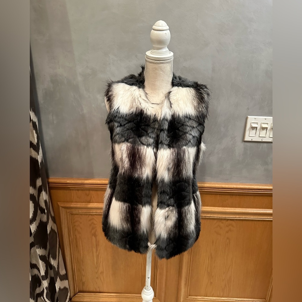 Design Lab women’s faux fur vest. Size XS Great Condition